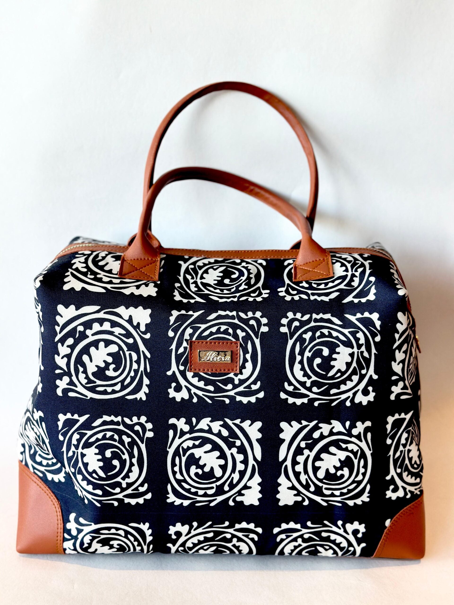 Travel Bag medium Petals B&W